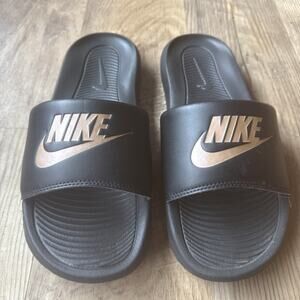 Nike Women's Black Basic Active Slides VICTORI ONE